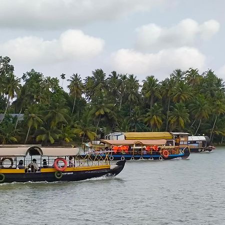 Islandstay-A Riverside Property Kollam Esterno foto