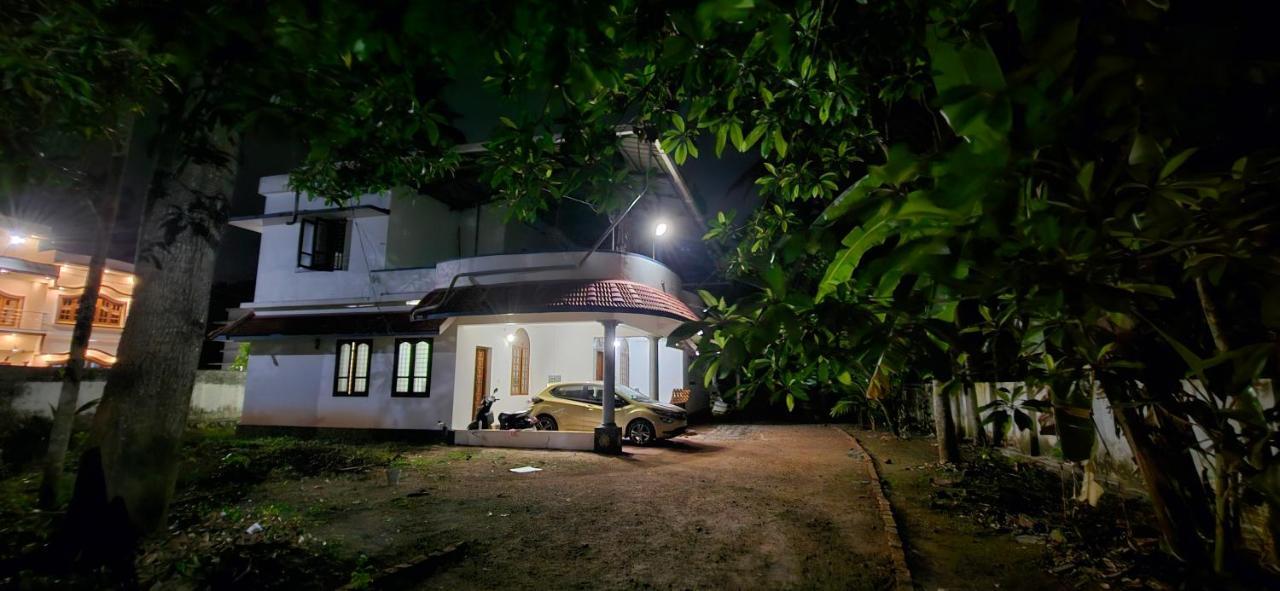 Islandstay-A Riverside Property Kollam Esterno foto