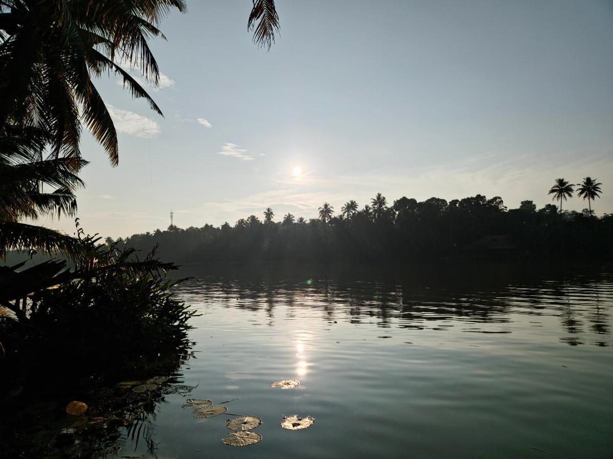 Islandstay-A Riverside Property Kollam Esterno foto