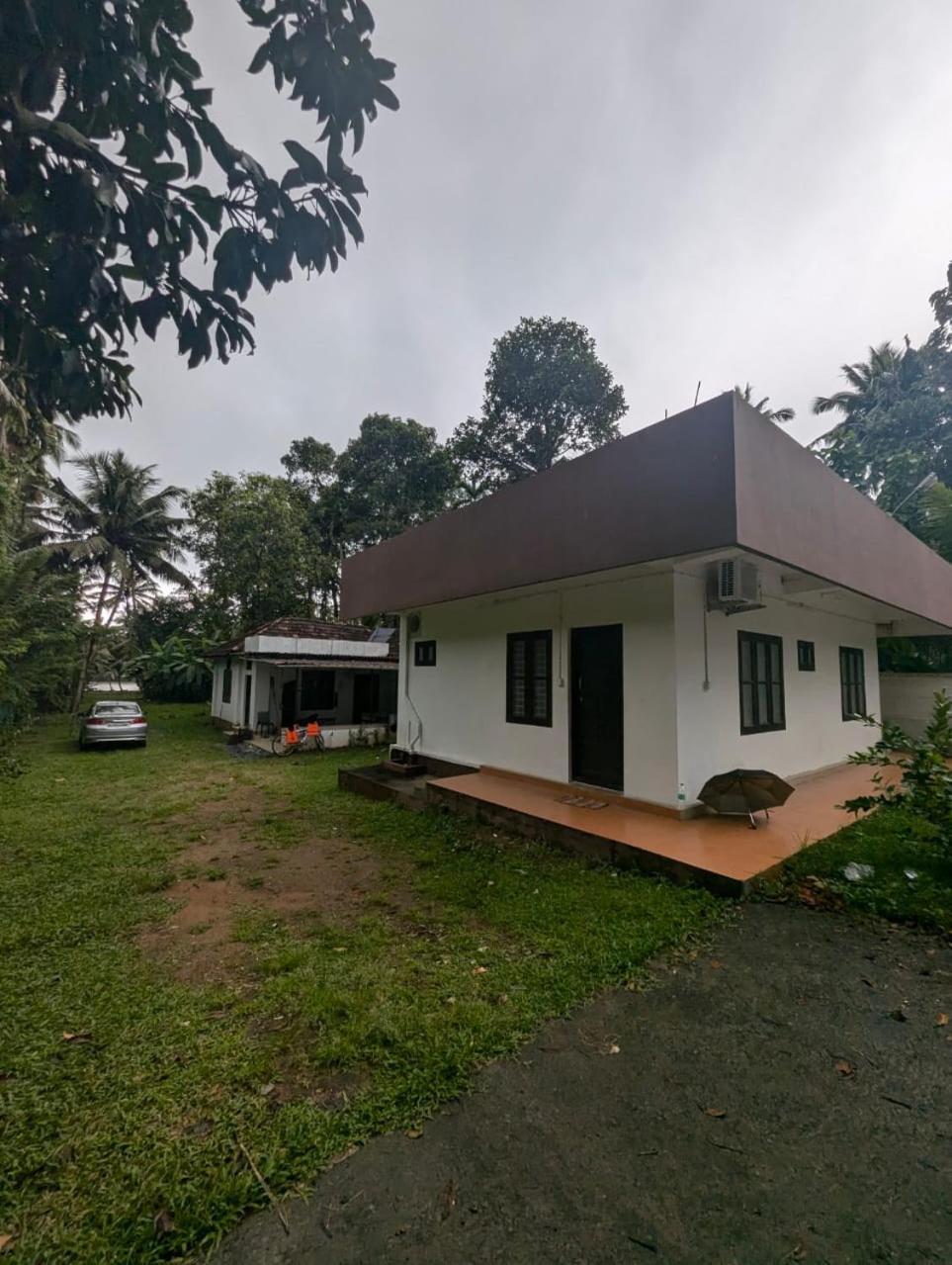 Islandstay-A Riverside Property Kollam Esterno foto