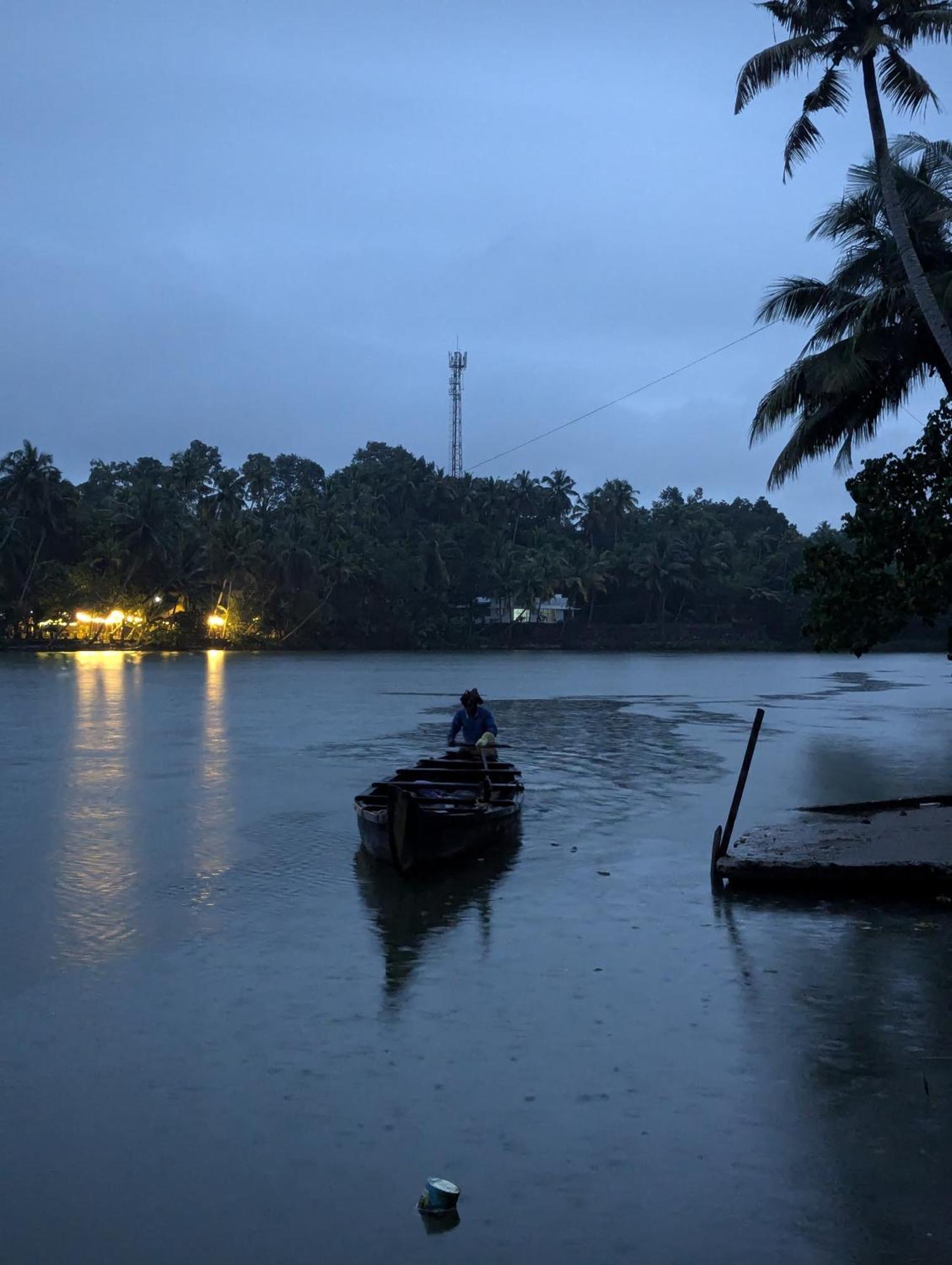 Islandstay-A Riverside Property Kollam Esterno foto