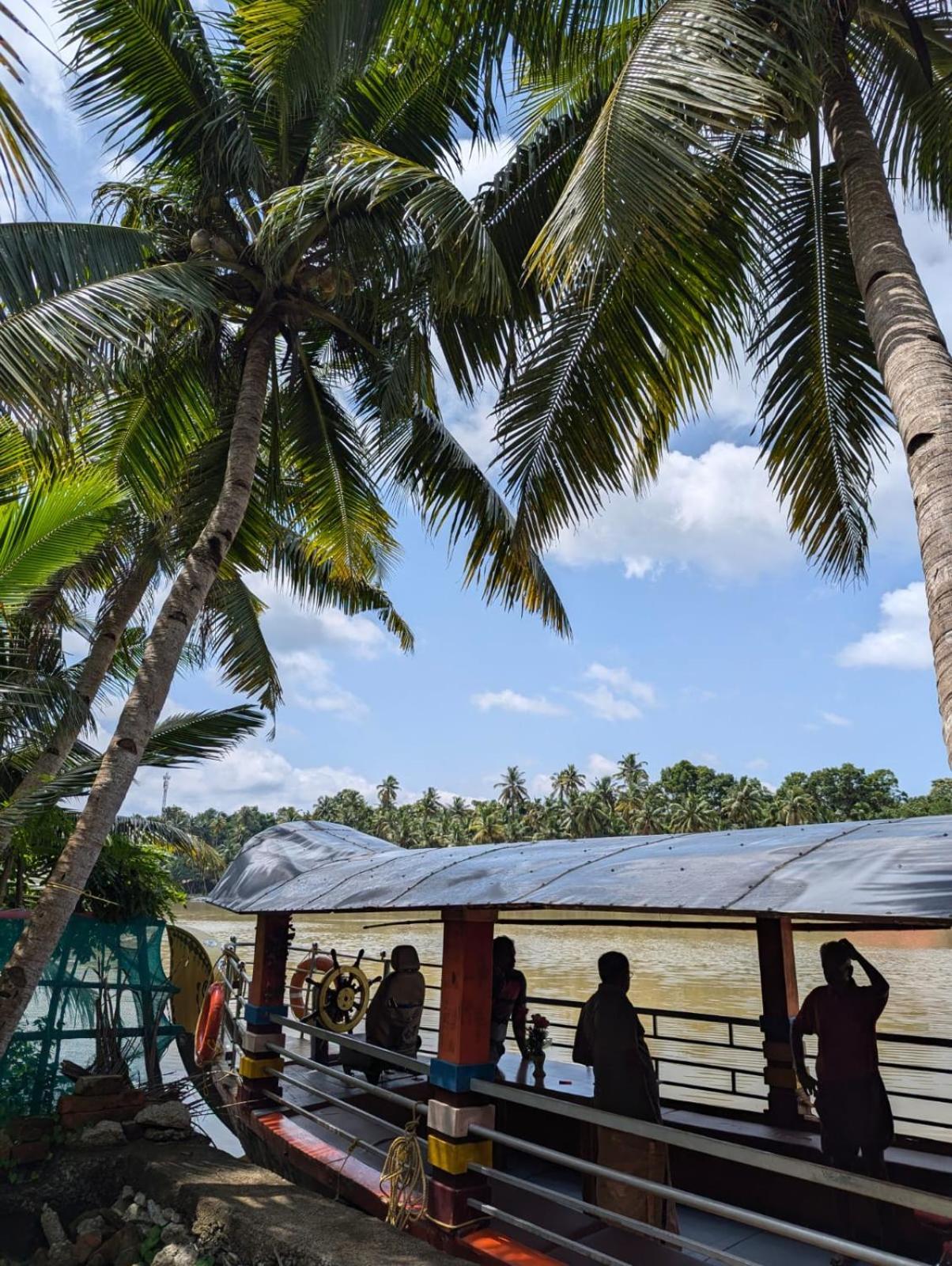 Islandstay-A Riverside Property Kollam Esterno foto