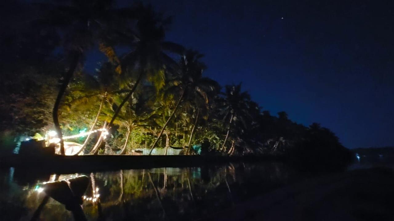 Islandstay-A Riverside Property Kollam Esterno foto